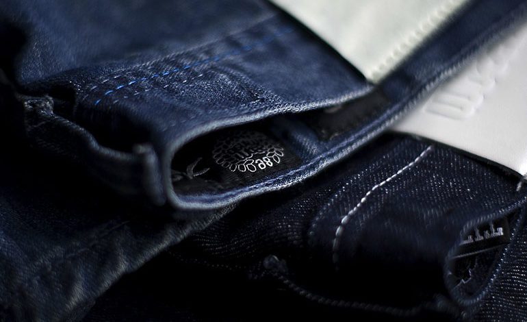 Dunkelblaue Jeans kombinieren