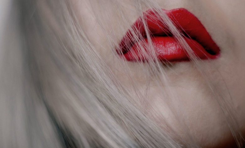 Welcher Lippenstift bei grauen Haaren steht mir besonders gut?