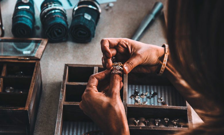 Welcher Schmuck zu grauen Haaren?