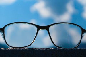 Welche Brillenfarbe passt zu mir? 10 Welche Brille passt zu blauen Augen?