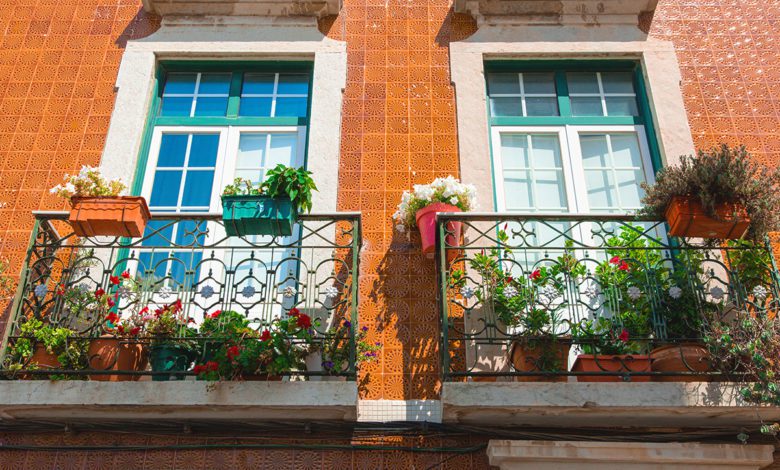 Wie kann man einen kleinen Balkon schön gestalten?