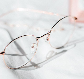 Filigranes Modell in Roségold • Welche Brille bei blasser Haut?