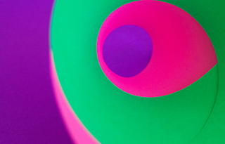 Fuchsia gegen Grün gegen Violett • Der Farbe an sich Kontrast
