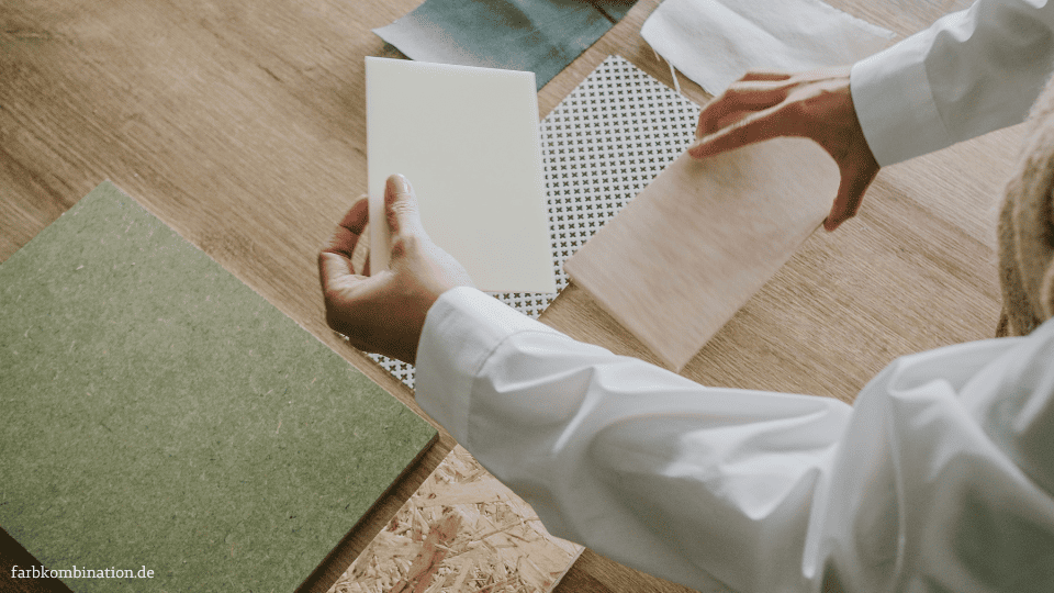 Was passt zu Braun und Grün? 1 Was passt zu Braun und Grün? Um diese Frage zu beantworten müssen wir verschiedene Farben und Materialien ausprobieren. Auf dem Bild zeigen wir einen ersten Einblick in unseren Auswahl- und Vergleichsprozess.