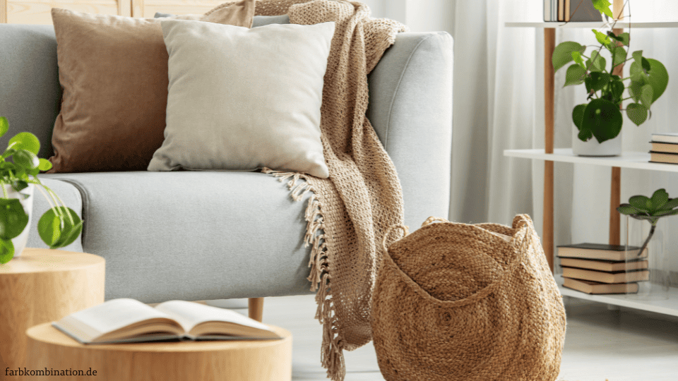 Grün und Grau kombinieren 1 Szene aus einer Wohnung, die sehr schön darstellt, wie natürlich sich Grün und Grau kombinieren lassen. Im Zusammenspiel mit Pflanzen und natürlichen Materialien, wie geflochtenem Stroh, Wolle und Holz lädt das gezeigt Wohnzimmer zum Verweilen ein.