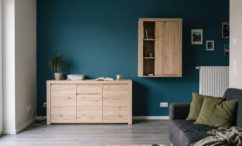 Sideboard und Hängeschrank in Sonoma Eiche vor petrolblauer Wand im Wohnzimmer
