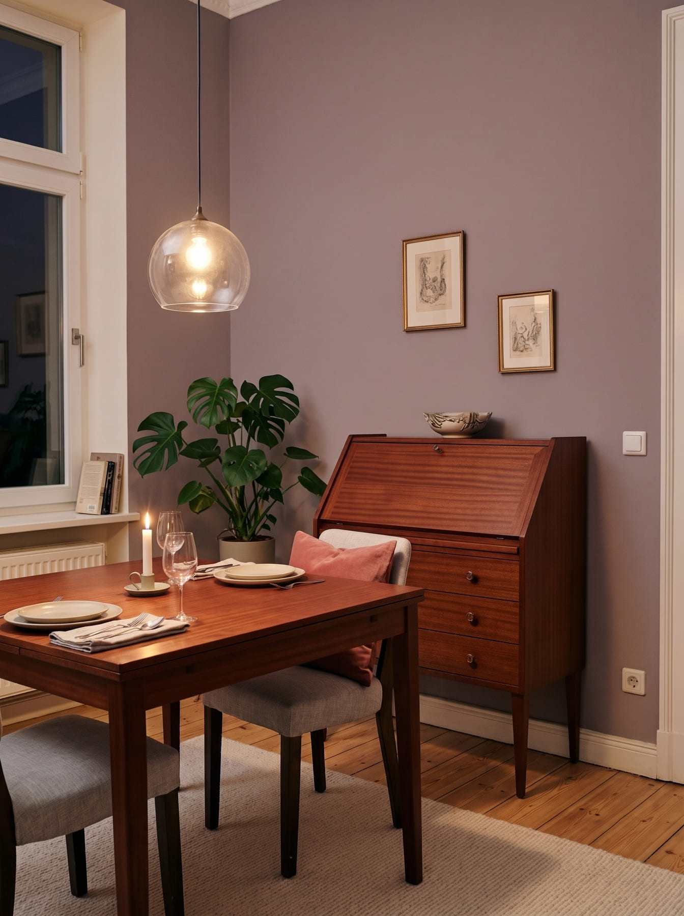 Mahagoni-Esstisch und Sekretär vor einer Wand in Mauve im Esszimmer am Abend