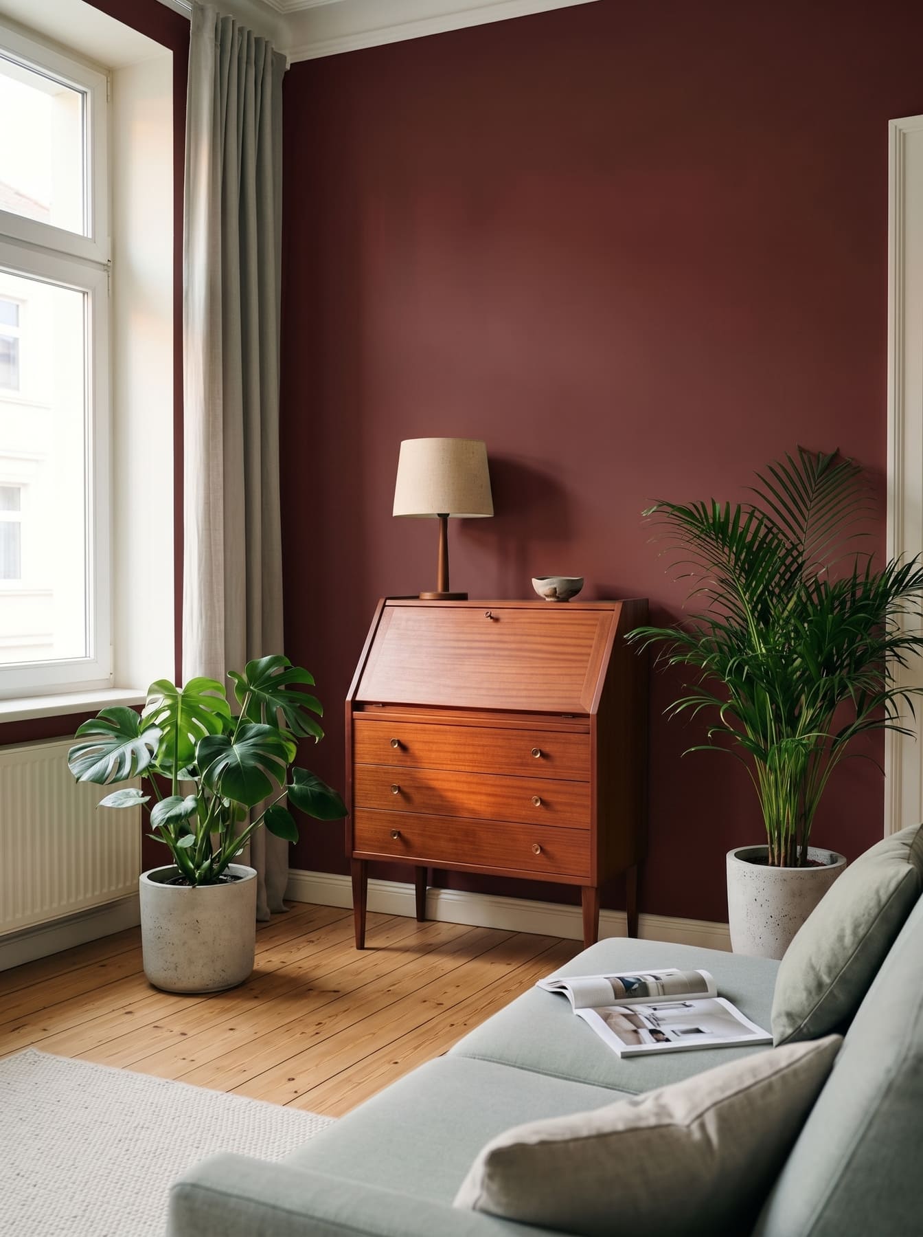 Mahagoni-Sekretär vor oxidroter Wand im Wohnzimmer als Negativbeispiel
